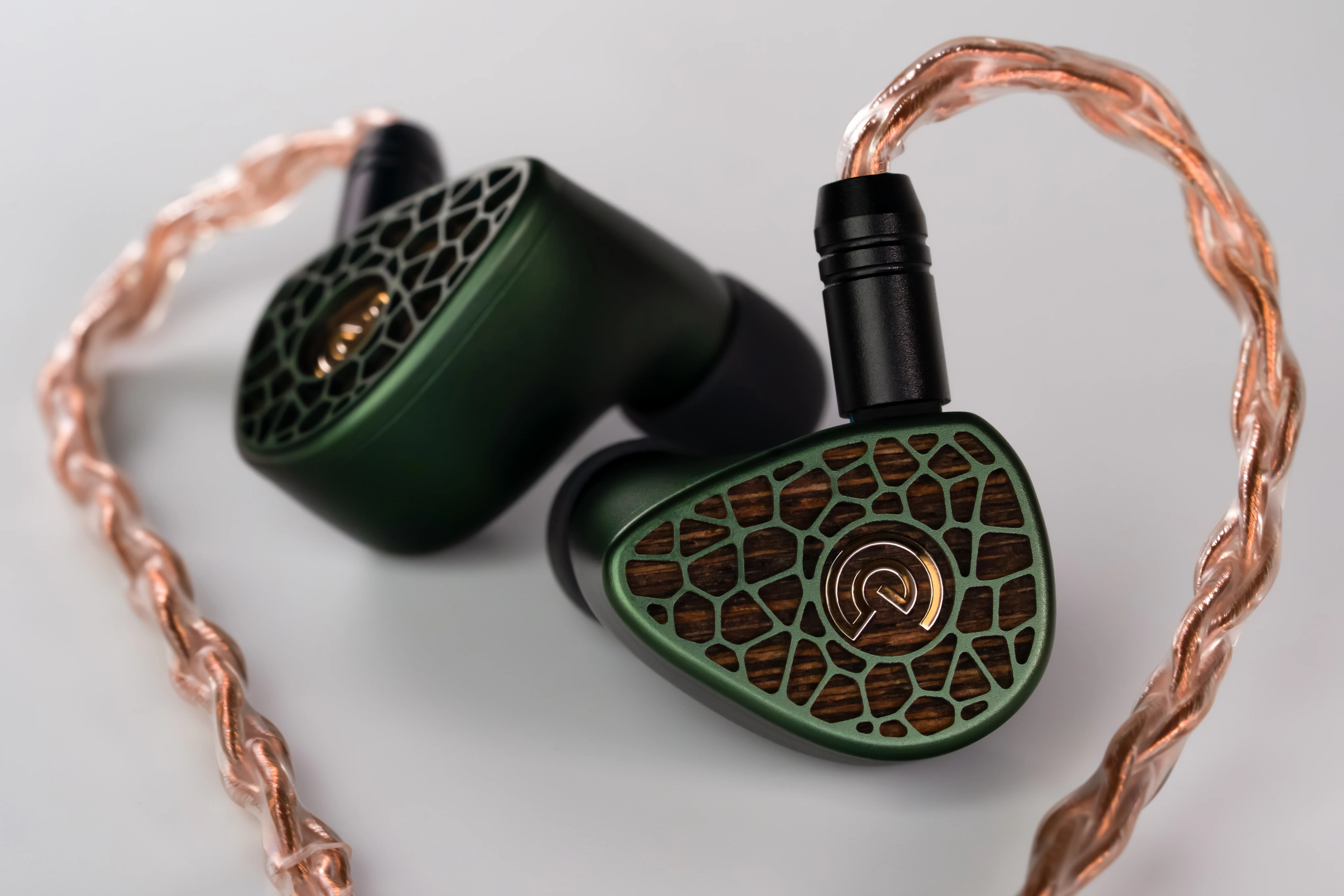 Leszy with its 8-core OCC cable in natural copper colour