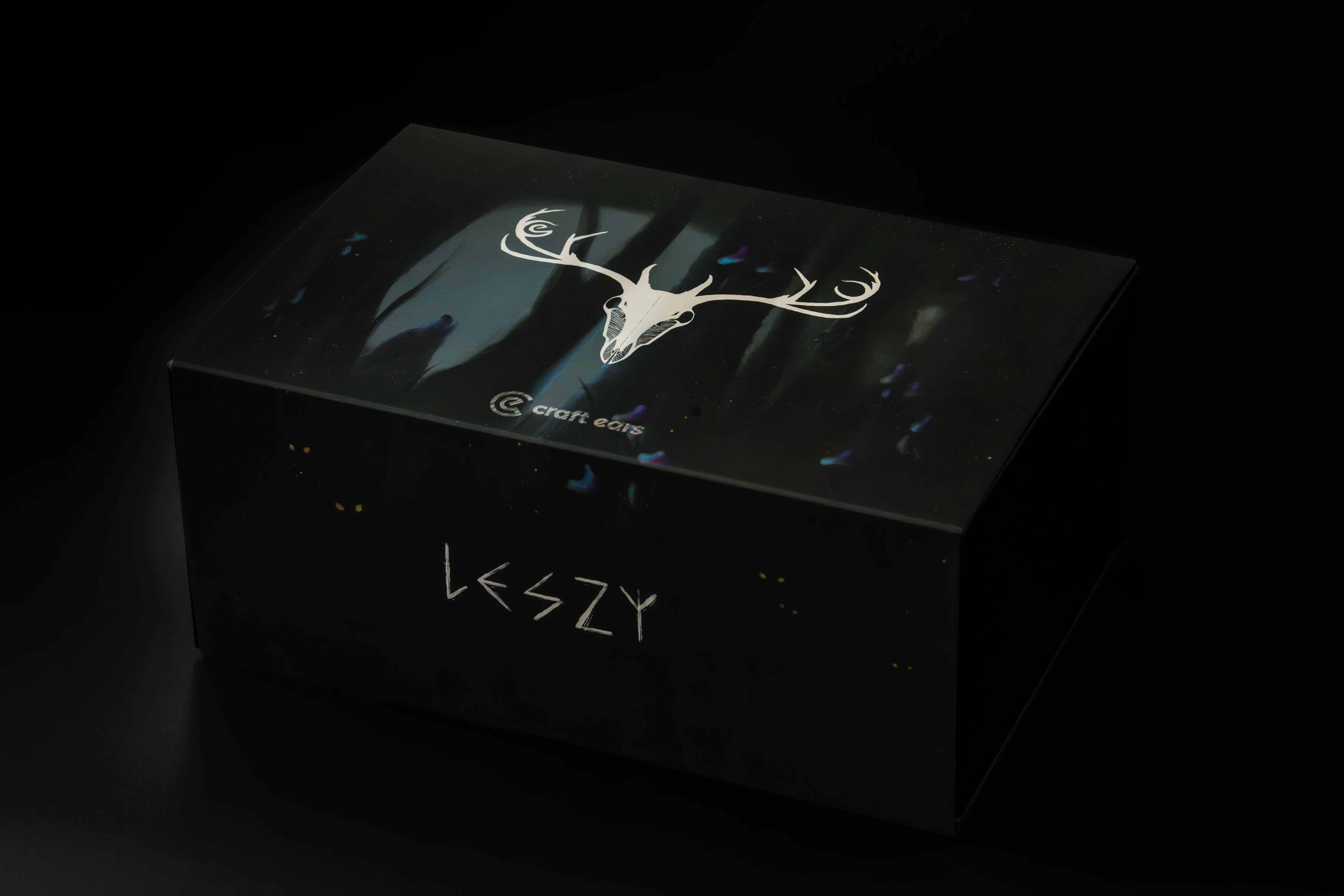 The Leszy box with its illustrated forest sleeve